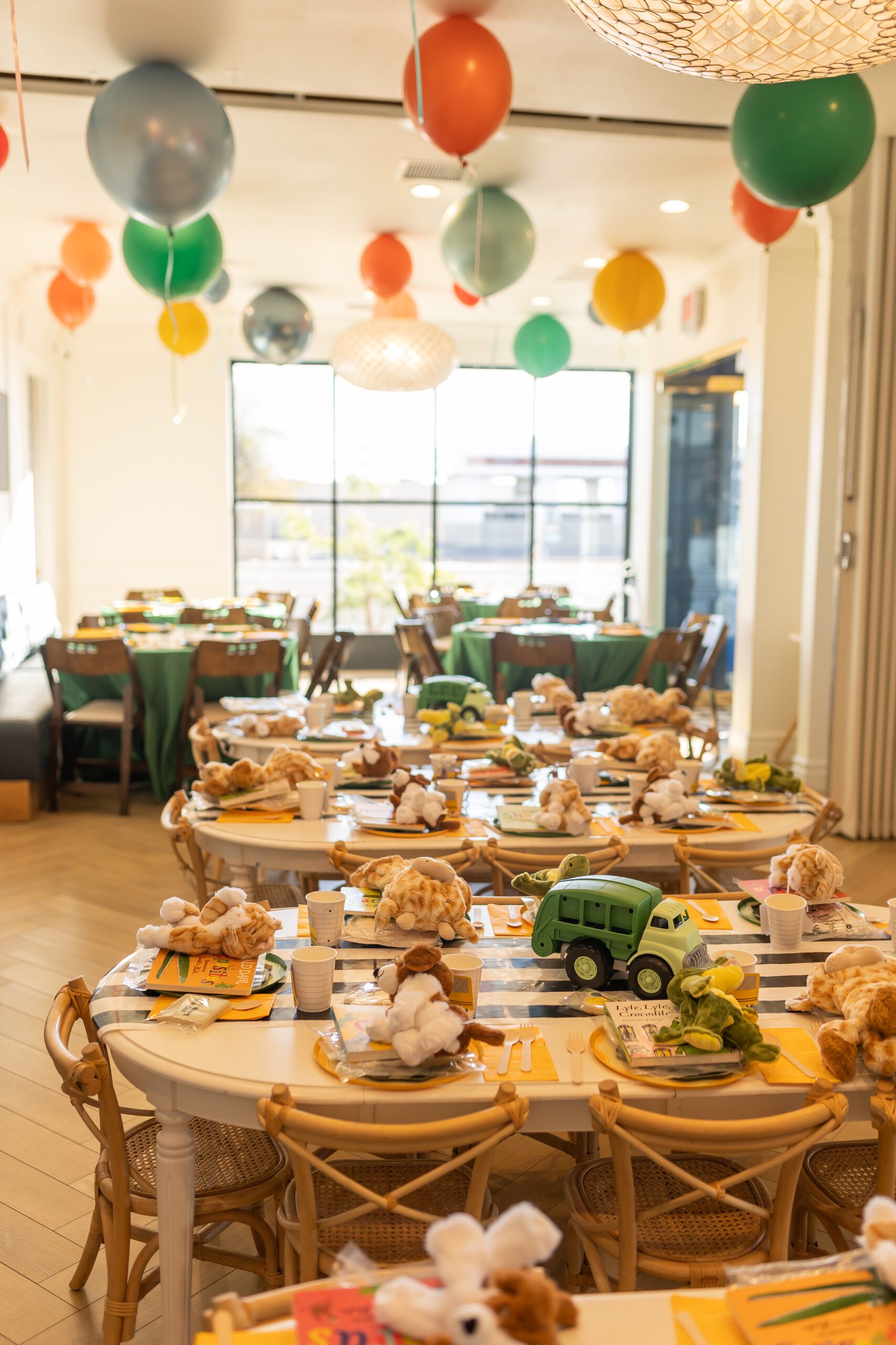 Zoom Vroom Choo Choo kids birthday party tablescape with playful cars, trains, and balloon decorations at The Little Play Avenue, Phoenix
